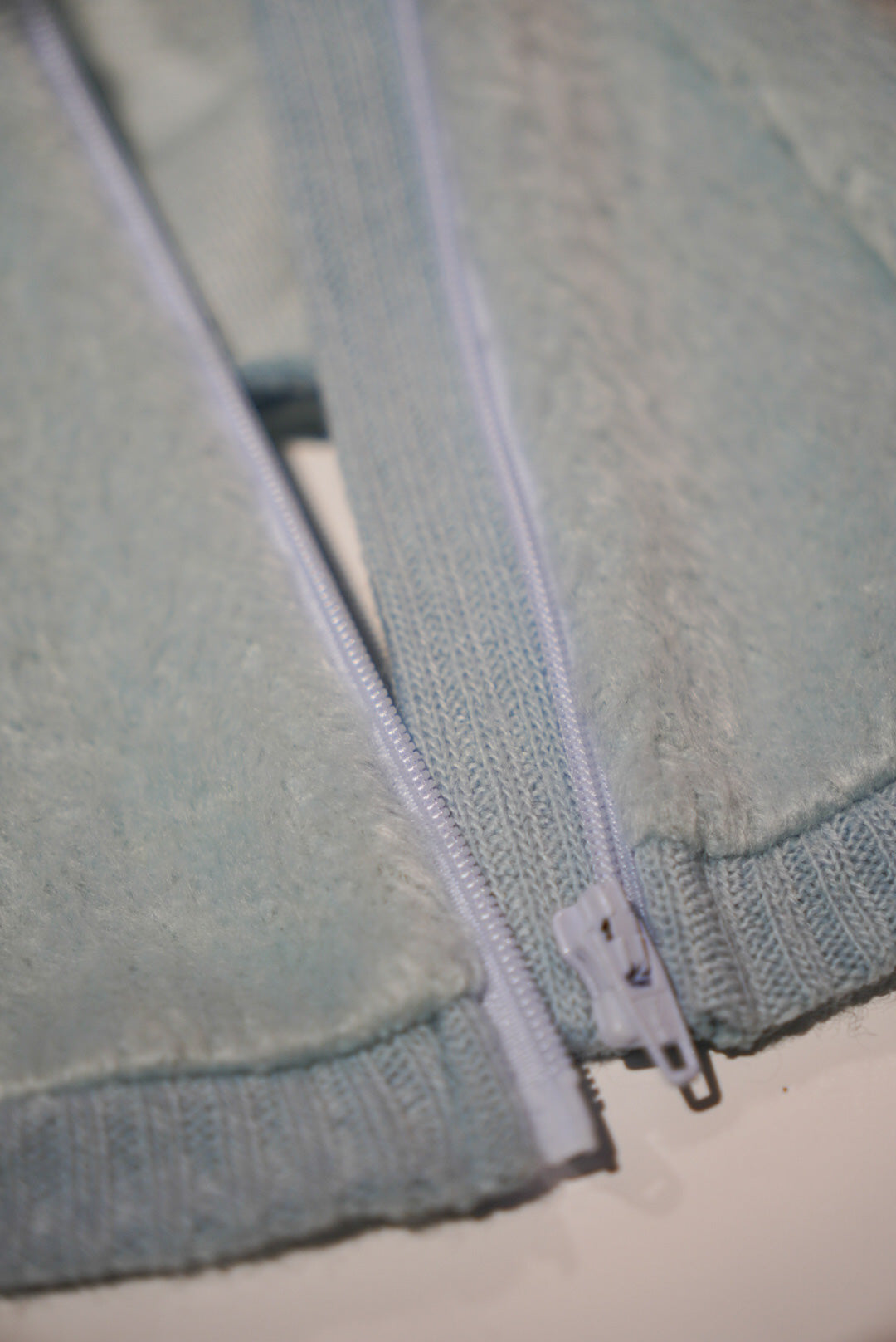 ロングシャギージップアップ(ベージュ/アイスブルー)