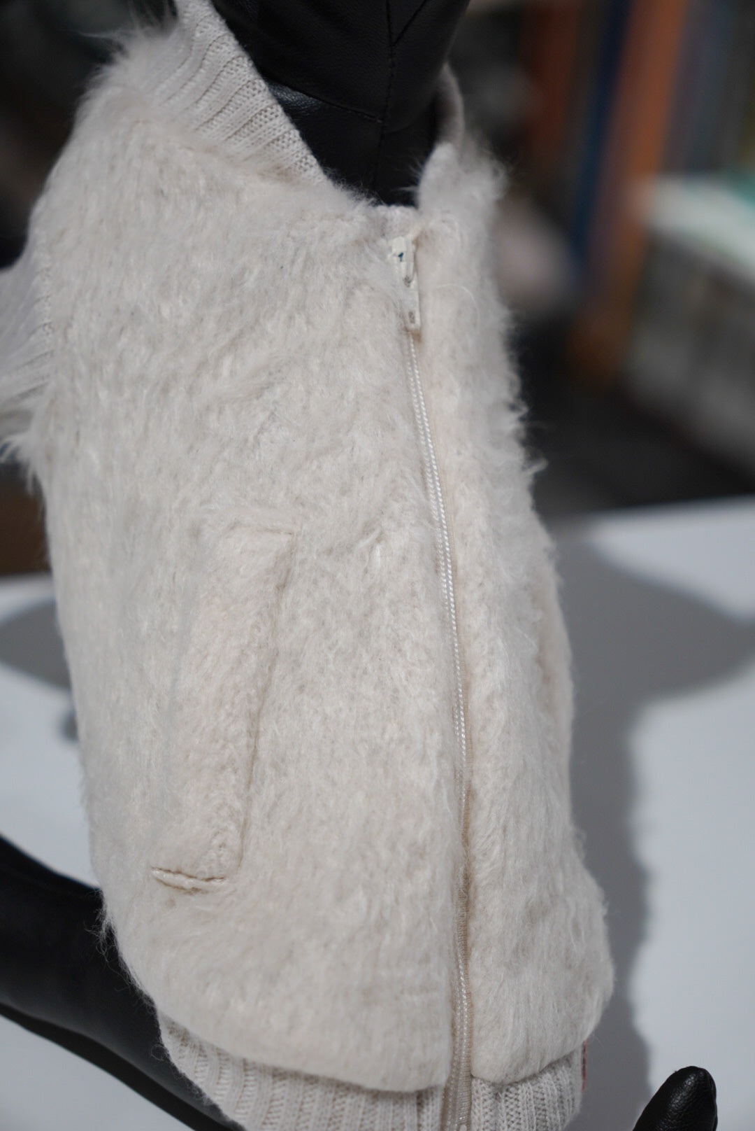 ロングシャギージップアップ（ベージュ／アイスブルー）